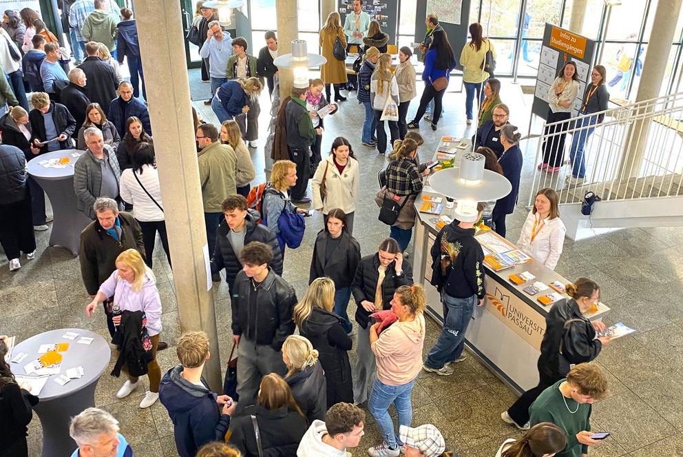 Besucher am Studieninfotag im Foyer des Audimax, Foto: Universit&auml;t Passau