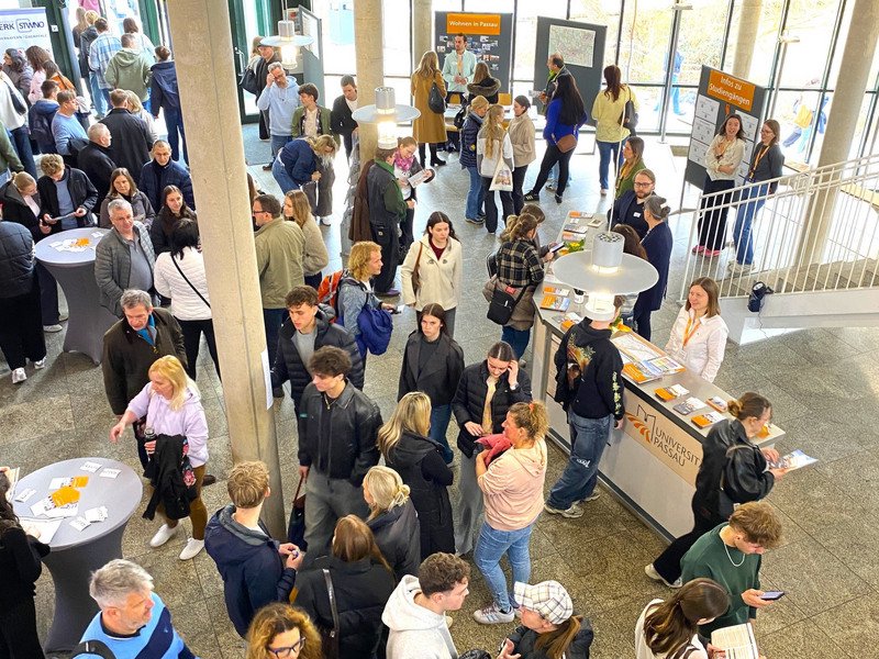 Besucher am Studieninfotag im Foyer des Audimax, Foto: Universit&auml;t Passau