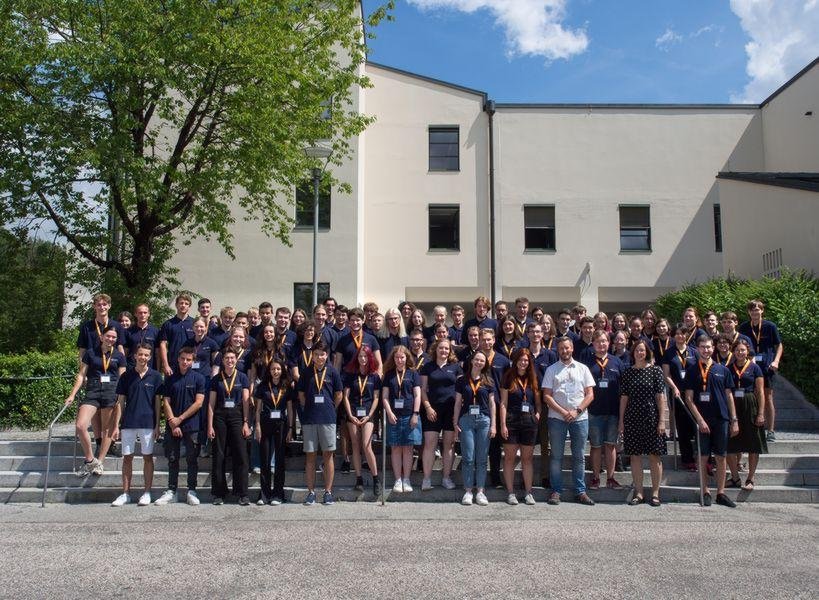 Die Teilnehmerinnen und Teilnehmer des Informatik-Sommercamps 2022 mit den Organisatorinnen und Organisatoren in einem Gruppenbild. Foto: Klaus Schießl