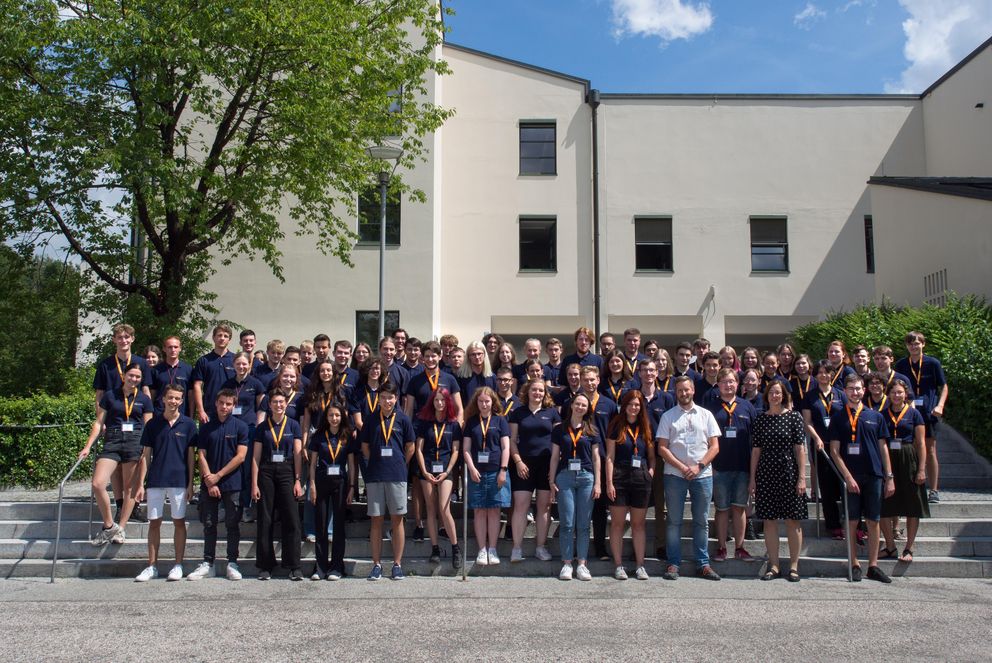 Die Teilnehmerinnen und Teilnehmer des Informatik-Sommercamps 2022 mit den Organisatorinnen und Organisatoren in einem Gruppenbild. Foto: Klaus Schießl
