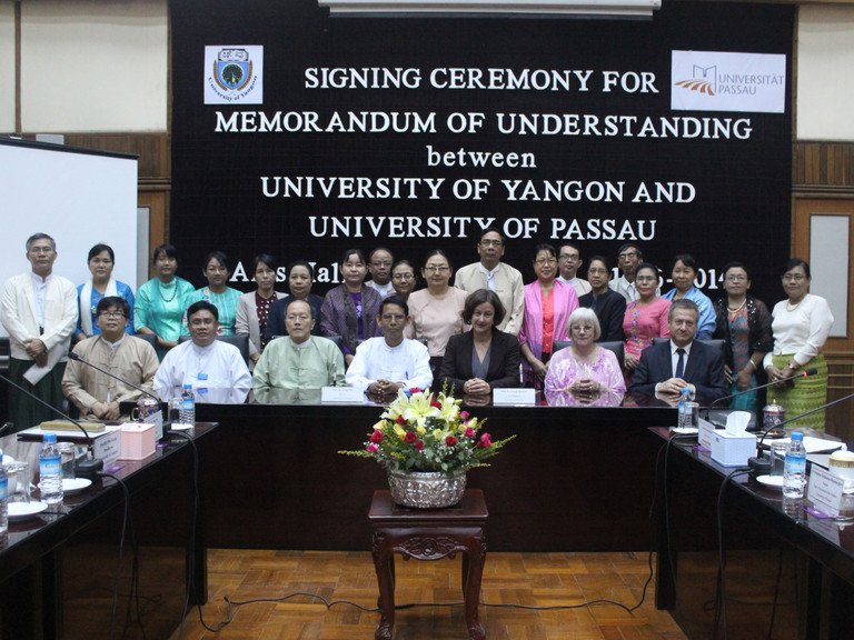 Der Rektor der Yangon University, Prof. Dr. Aung Thu, und Prof. Dr. Ursula Reutner, Vize-Präsidentin für Internationale Beziehungen der Universität Passau (Mitte) unterzeichneten den Vertrag zur zukünftigen Zusammenarbeit.