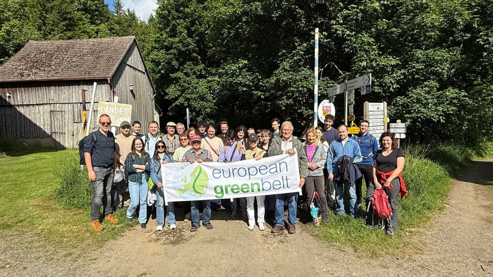 Sammelten bleibende Eindrücke zwischen historischer Kulturlandschaft und Biodiversität: Die Teilnehmenden der Exkursionsgruppe, u. a. begleitet von Prof. Dr. Hubert Weiger, Mitbegründer und Ehrenvorsitzender des BUND Deutschland (vorne rechts, mit Transparent). Foto: Universität Passau