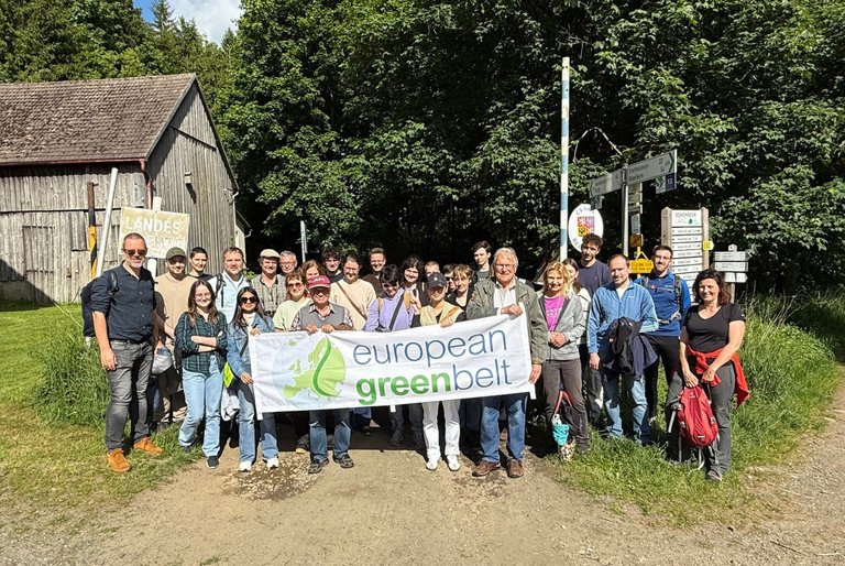 Sammelten bleibende Eindrücke zwischen historischer Kulturlandschaft und Biodiversität: Die Teilnehmenden der Exkursionsgruppe, u. a. begleitet von Prof. Dr. Hubert Weiger, Mitbegründer und Ehrenvorsitzender des BUND Deutschland (vorne rechts, mit Transparent). Foto: Universität Passau