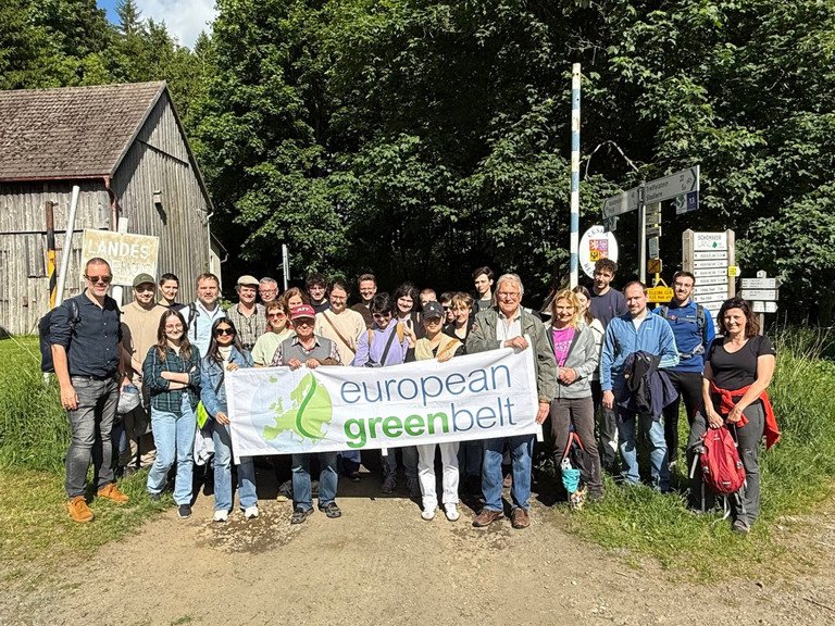 Sammelten bleibende Eindrücke zwischen historischer Kulturlandschaft und Biodiversität: Die Teilnehmenden der Exkursionsgruppe, u. a. begleitet von Prof. Dr. Hubert Weiger, Mitbegründer und Ehrenvorsitzender des BUND Deutschland (vorne rechts, mit Transparent). Foto: Universität Passau