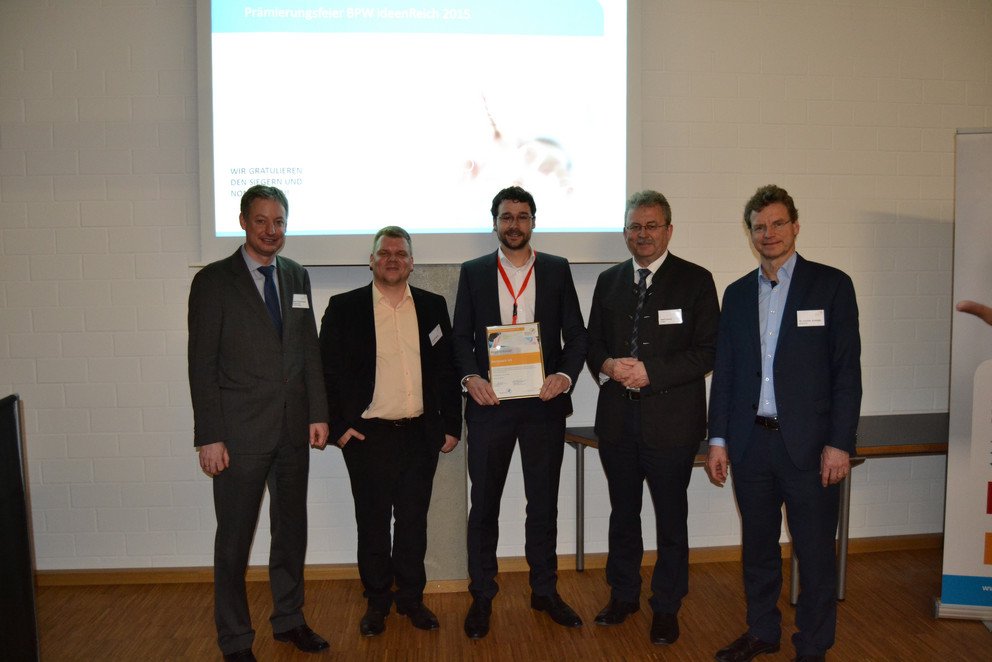 Bildhinweis: Straubings Oberb&uuml;rgermeister Markus Pannermayr (v.l.), Harald Wagner (Leiter des BPW ideenReich), Sebastian Schindler (bankmark), Landrat Josef Laumer, Landrat f&uuml;r Straubing-Bogen und Dr. Carsten Rudolph (BayStartUP) bei der Preisverleihung im Gr&uuml;nderzentrum Straubing-Sand. Foto: BayStartUP