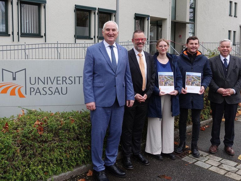 (v. l.) Prof. Dr. Ulrich Bartosch (Präsident der Universität Passau), Prof. Dr. Werner Gamerith (Vizepräsident für Transfer und interne Vernetzung mit der Querschnittsaufgabe Nachhaltigkeit), Angie Schüppel (Klimamanagerin), Josef Köberl (Leiter der Abteilung Facility Management) und Dr. Achim Dilling (Kanzler der Universität), Foto: Universität Passau