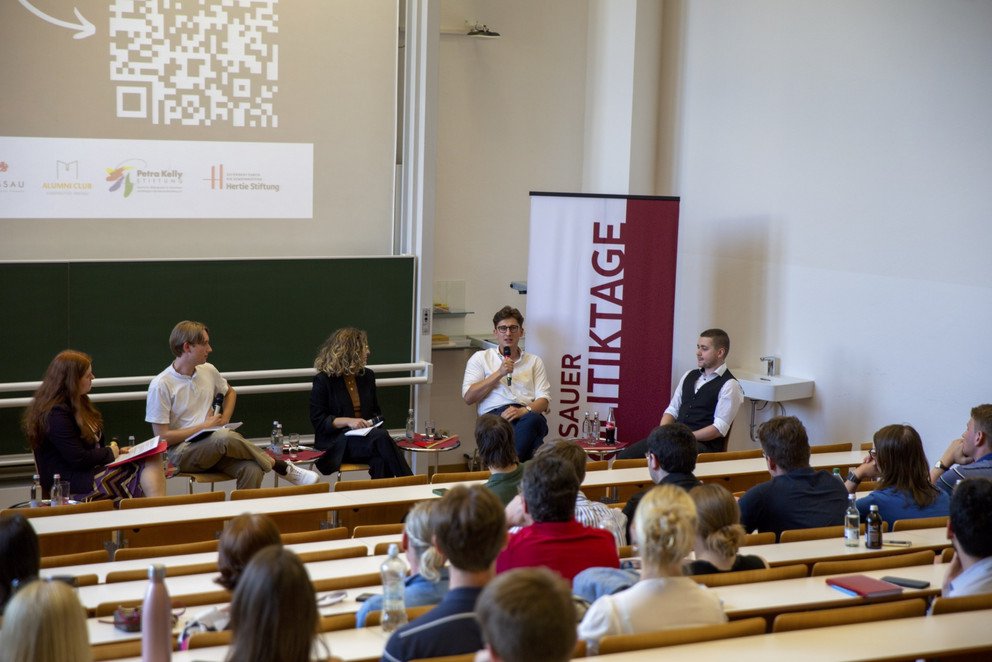 Vertreterinnen und Vertreter der Jugendorganisationen von SPD, CDU, Grünen und Linken bei den Passauer Politiktagen; Foto: Universität Passau