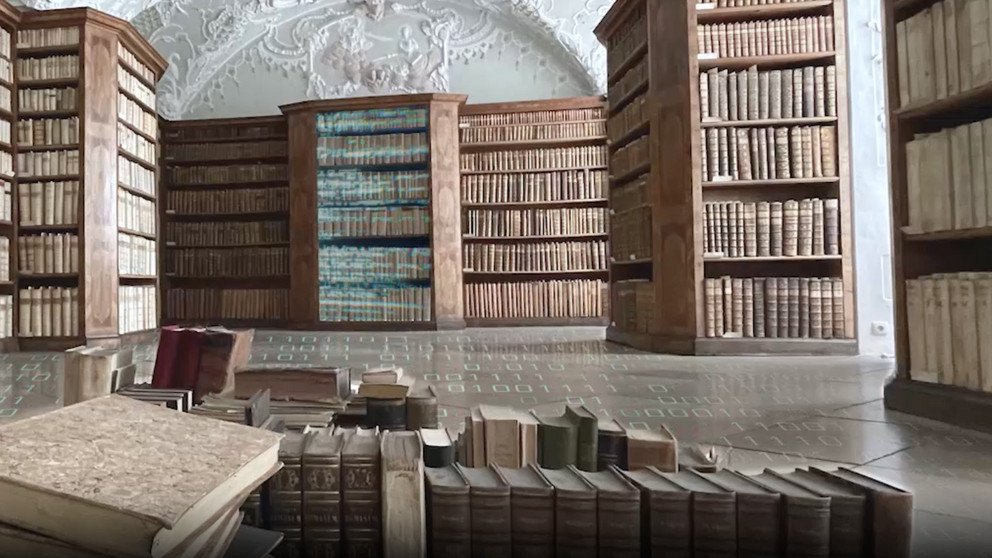 Symbolbild: Blick in den Stucksaal der Staatlichen Bibliothek in Passau. Auf dem Boden und auf Teilen des Bücherbestands werden Bitmuster eingeblendet.