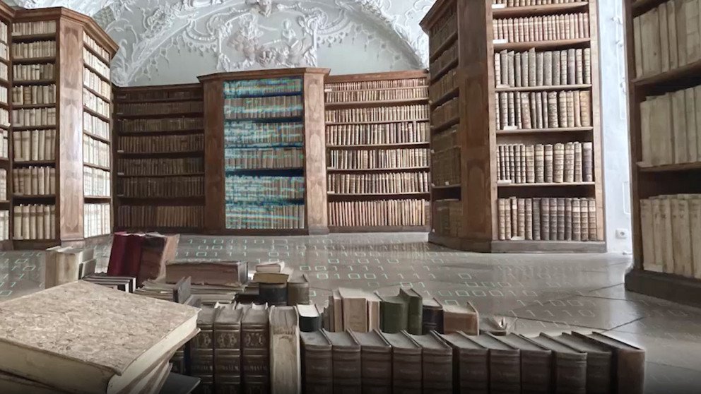 Symbolbild: Blick in den Stucksaal der Staatlichen Bibliothek in Passau. Auf dem Boden und auf Teilen des Bücherbestands werden Bitmuster eingeblendet.
