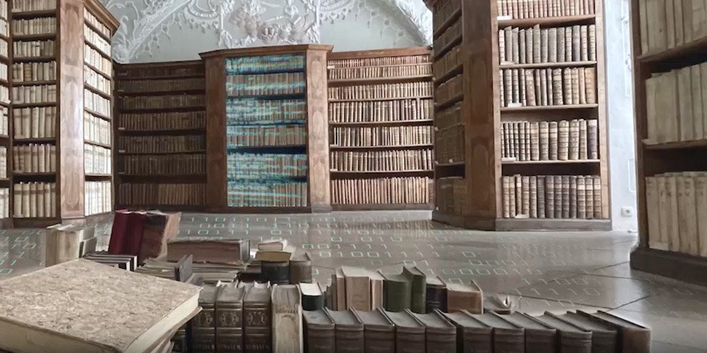Symbolbild: Blick in den Stucksaal der Staatlichen Bibliothek in Passau. Auf dem Boden und auf Teilen des Bücherbestands werden Bitmuster eingeblendet.