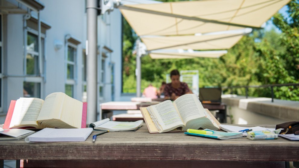 Lernutensilien auf der Terrasse der Wirtschaftswisssenschaftlichen Fakultät