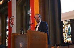 [Translate to Französisch:] Es spricht der Vizepräsident der Universität Passau (Kosch).