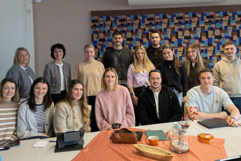 Dr. Doris Cihlars (2.v.l. stehend) bedankte sich bei Studienr&auml;tin Melanie Neulinger-Seil (3.v.l. stehend)  und Mittelschulmentorin Simone Rauch (1.v.l. stehend) f&uuml;r die Vernetzungsarbeit in den beiden  Lehrerbildungsphasen der Mittelschule; Foto: Universit&auml;t Passau