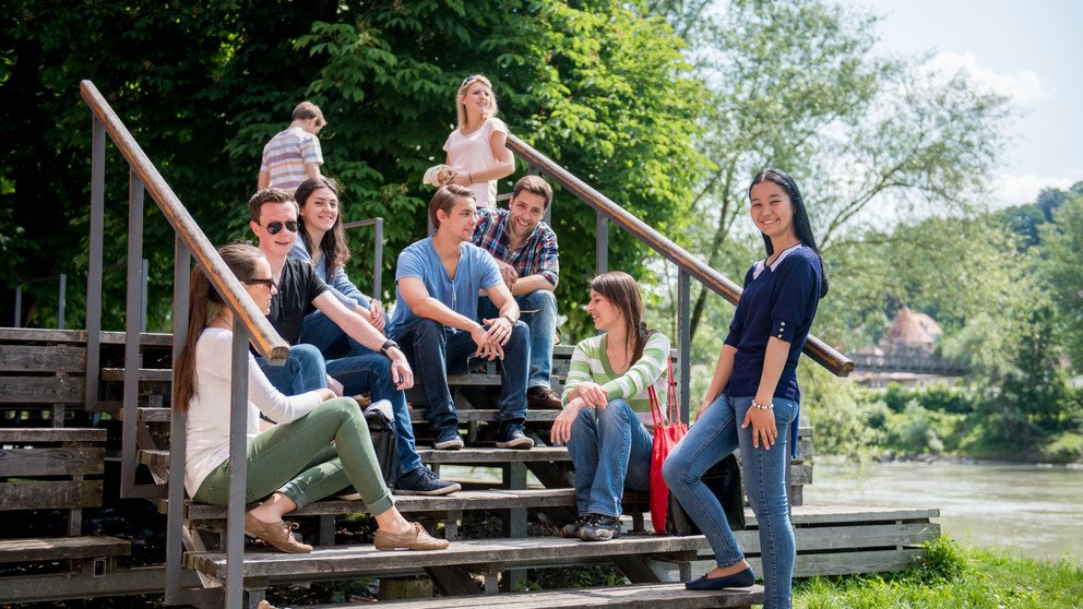 Studierende treffen sich zum Studienbeginn bei den Orientierungswochen auf dem Campus am Inn