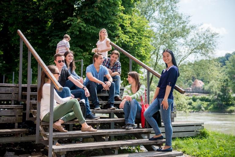 Studierende treffen sich zum Studienbeginn bei den Orientierungswochen auf dem Campus am Inn