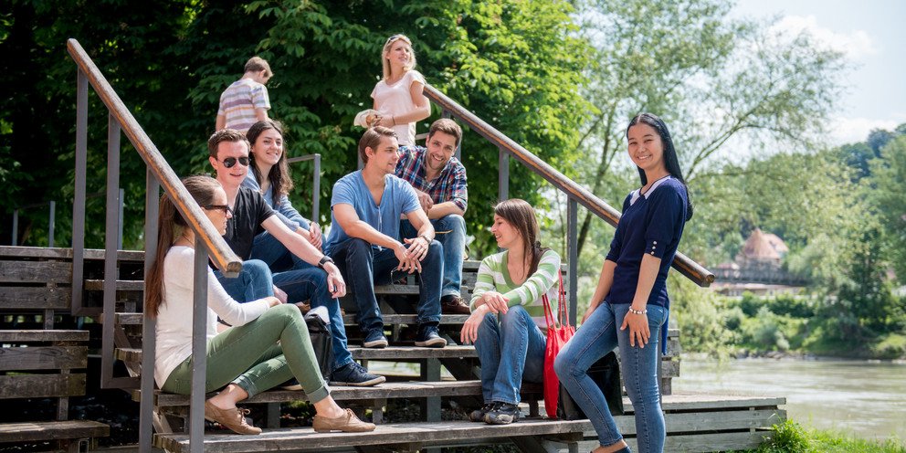 Studierende treffen sich zum Studienbeginn bei den Orientierungswochen auf dem Campus am Inn