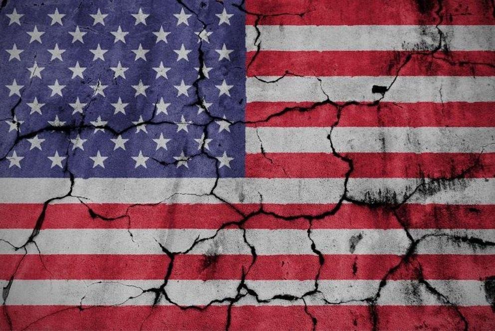 Die USA zerbrechen Bild einer US-Flagge mit Rissen