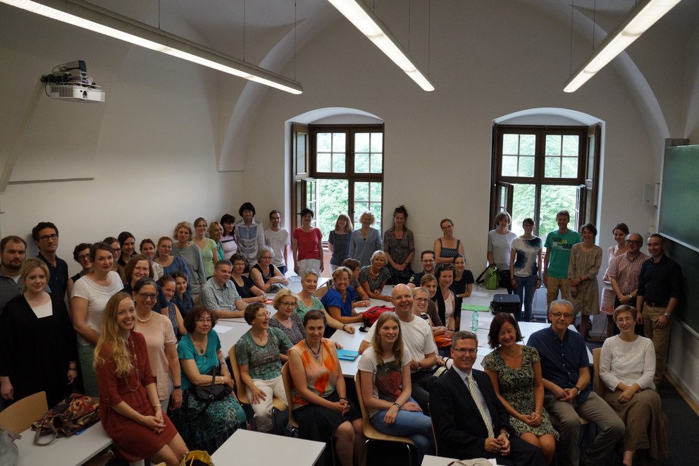 Bildhinweis: Ministerialbeauftragter f&uuml;r die Gymnasien in Niederbayern, StD Thomas Fraundorfner (vorne v. l.), Vizepr&auml;sidentin Prof. Dr. Ursula Reutner, Organisator Karlheinz Jopp-Lachner mit den Referentinnen und Referenten sowie den teilnehmenden Lehrkr&auml;ften. Foto: Universit&auml;t Passau