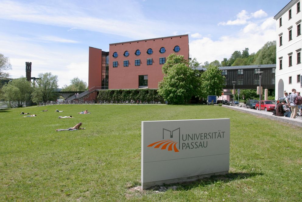 Blick auf das Logo der Universität und das Philosophicum