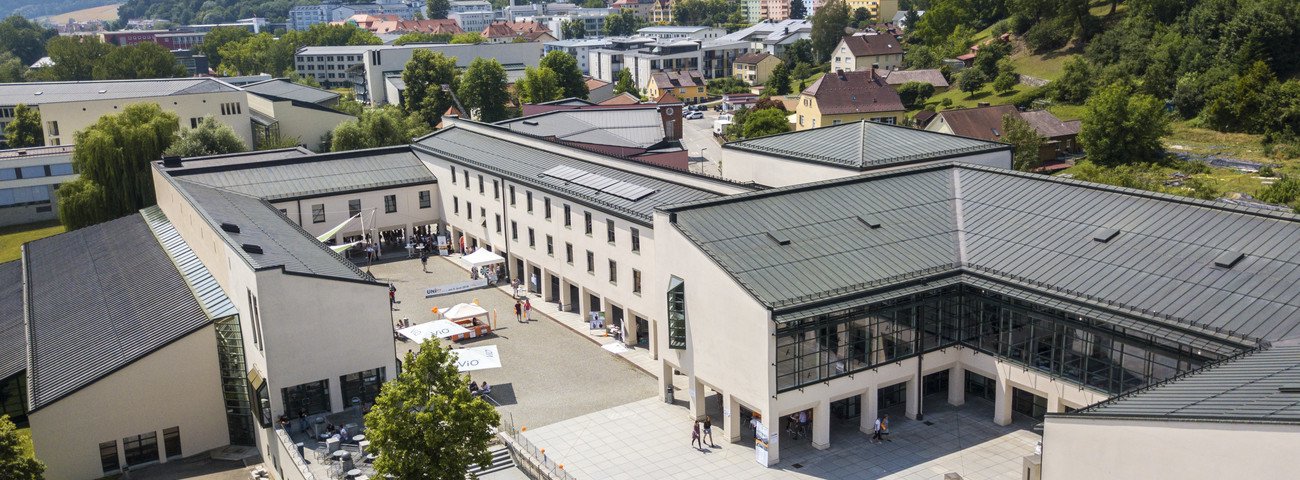 Das Bild zeigt den Platz zwischen der Mensa und der Zentralbibliothek.
