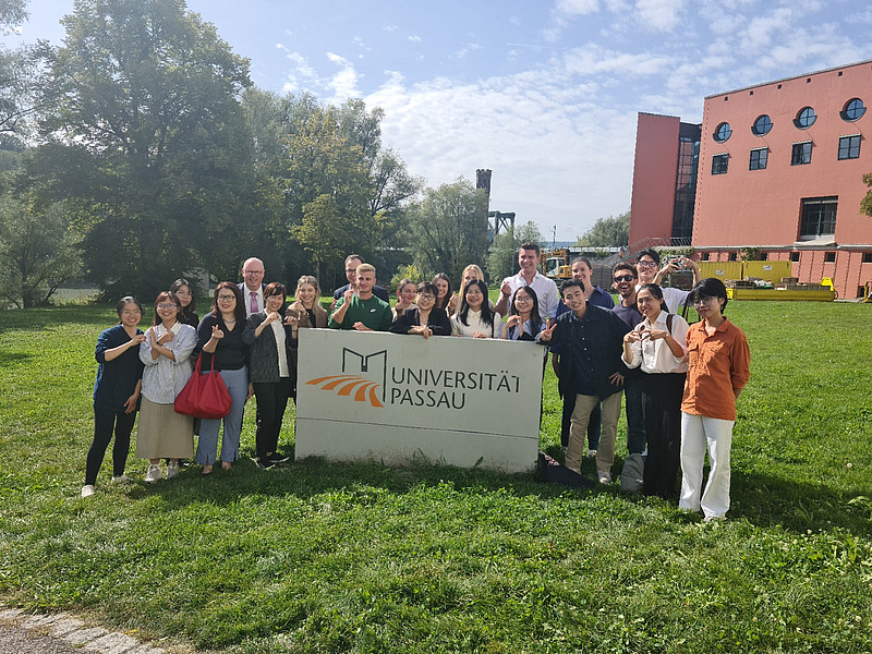 Bildhinweis: Teilnehmerinnen und Teilnehmer der Deutsch-Vietnamesischen Summer School 2023 in Passau, Foto: Lena Nerb/Universität Passau