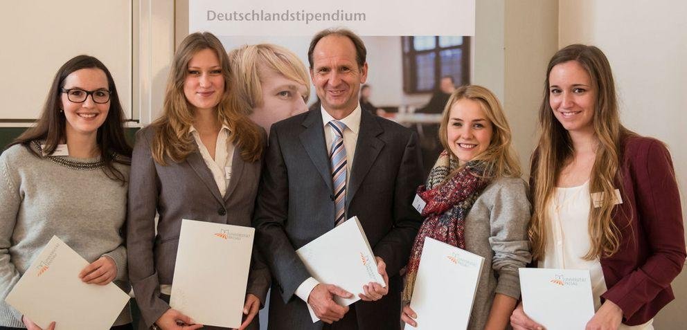 Prof. Dr. Andreas Pfeifer mit den Stipendiatinnen Anna Mittmann, Barbara Notheis,  Alicia Helle, Madgalena Hauser und dem Stipendiaten Jürgen Brendel