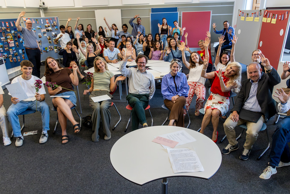 Die Abschlussveranstaltung f&uuml;r internationale Studierende an der Universit&auml;t Passau fand in gro&szlig;er Runde im DiLab statt. Foto: Universit&auml;t Passau.