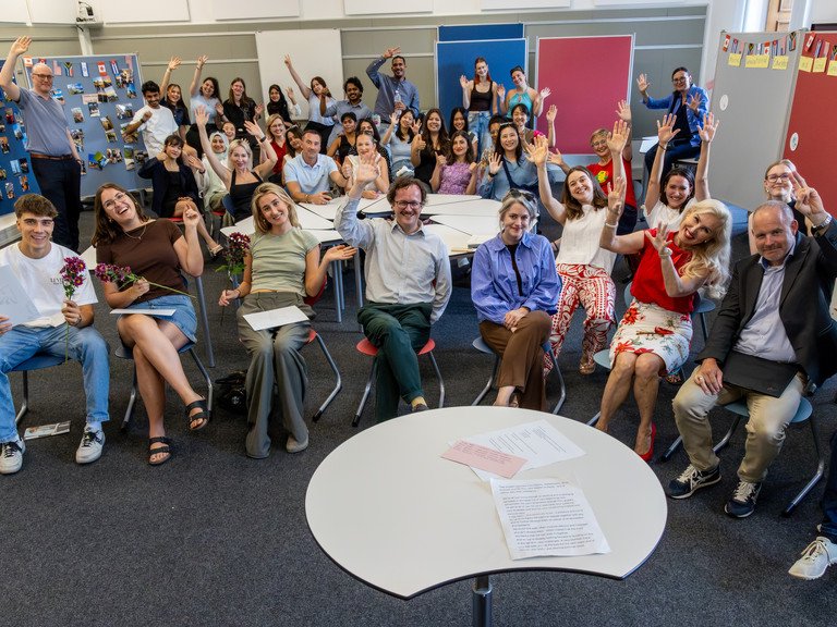 Die Abschlussveranstaltung f&uuml;r internationale Studierende an der Universit&auml;t Passau fand in gro&szlig;er Runde im DiLab statt. Foto: Universit&auml;t Passau.