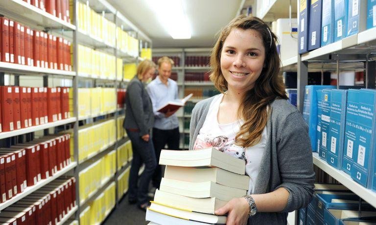 Studentin mit Büchern