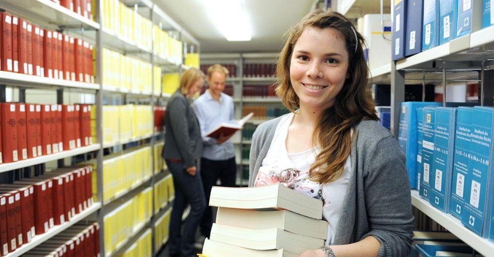 Studentin mit Büchern