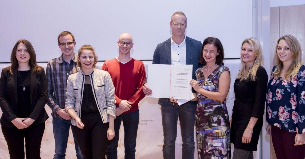 Prof. Dr. Ursula Reutner (dritte v.r.) mit den Preisträgern der Perspektive Osteuropa und Prof. Dr. Thomas Wünsch (vierter v.r.) Prof. Dr. Ursula Reutner (dritte v.r.) mit den Preisträgern der Perspektive Osteuropa und Prof. Dr. Thomas Wünsch (vierter v.r.)