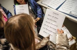 Kinder entschlüsseln alte Schriften im Archiv