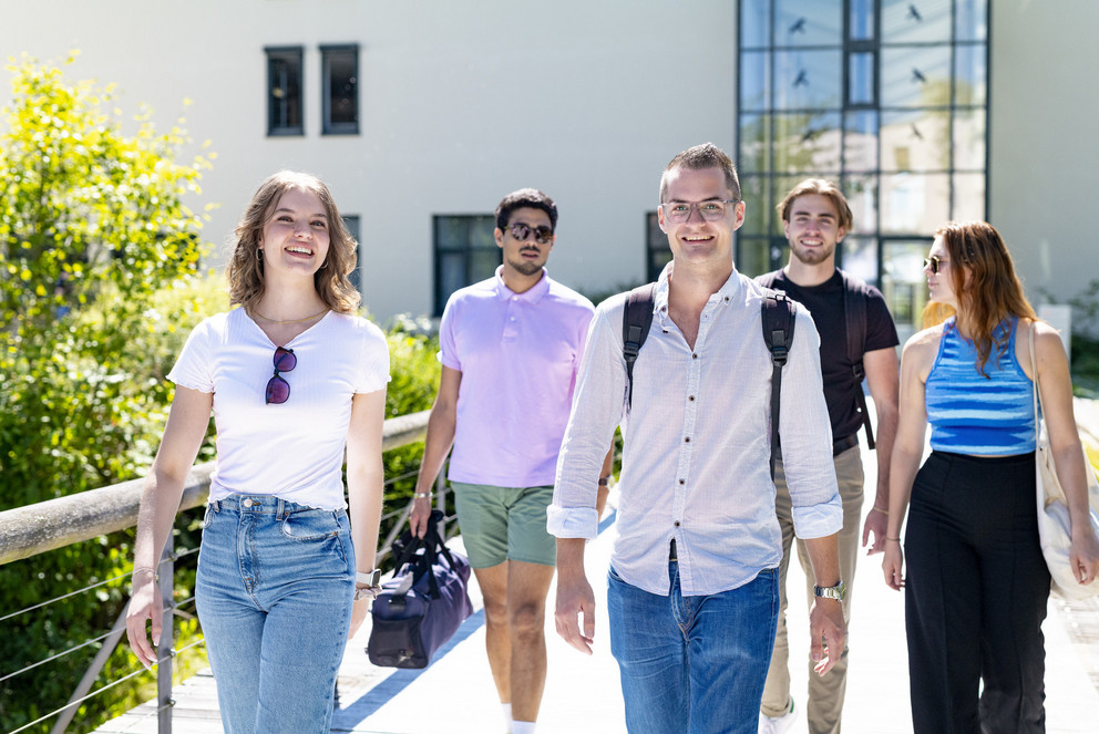 Schülerinnen und Schüler können beim Schnupperstudium unter anderem an Vorlesungen teilnehmen und den Campus der Uni Passau erkunden. Foto: Universität Passau 