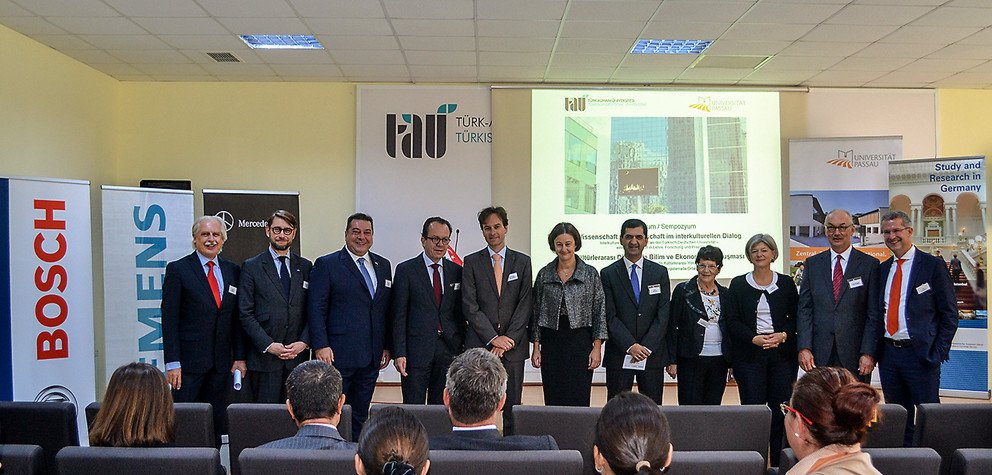 Er&ouml;ffnung des Symposiums mit (v.l.): Prof. Dr. Ernst Struck (Universit&auml;t Passau), Dr. Stephan Geifes (DAAD), Stephen Young (Bosch Group), Rainer Genes (Mercedes-Benz), Prof. Dr. Christoph Barmeyer (Universit&auml;t Passau), Vizepr&auml;sidentin Prof. Dr. Ursula Reutner (Universit&auml;t Passau), Rektor Prof. Dr. Halil Akkanat (TDU), Prof. Dr. Rita S&uuml;ssmuth (Pr&auml;sidentin K-TDU), Prof. Dr. Carola Jungwirth (Universit&auml;t Passau), Prof. Dr. &Iacute;zzet Furga&ccedil;, Dr. Fritz Audebert (ICUnet Passau).
R&uuml;ckfragen