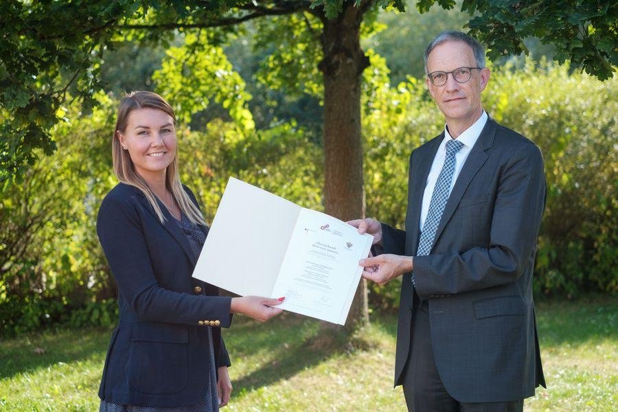 Prof. Dr. Hans-Georg Dederer und Christina Letnikova vom Lehrstuhl für Staats- und Verwaltungsrecht, Völkerrecht, Europäisches und Internationales Wirtschaftsrecht freuen sich über die Auszeichnung für den Deutschsprachigen Studiengang „Deutsches Recht“ beim Wettbewerb „Brücken für die deutsch-russische Hochschul- und Wissenschaftszusammenarbeit“. Foto: Universität Passau