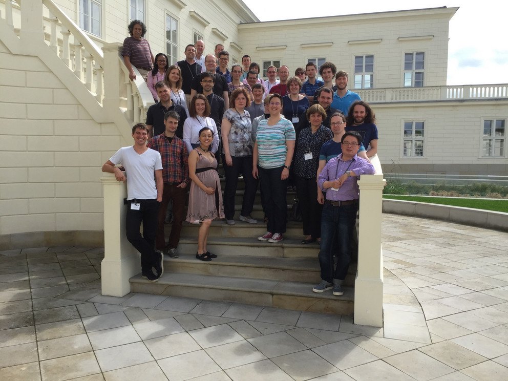 Bildhinweis: Die Teilnehmerinnen und Teilnehmer des MOIMA-Symposiums, das von Prof. Dr. Brigitte Forster-Heinlein (Universit&auml;t Passau, 4. v. r.) mitorganisiert wurde. Foto: Universit&auml;t Passau