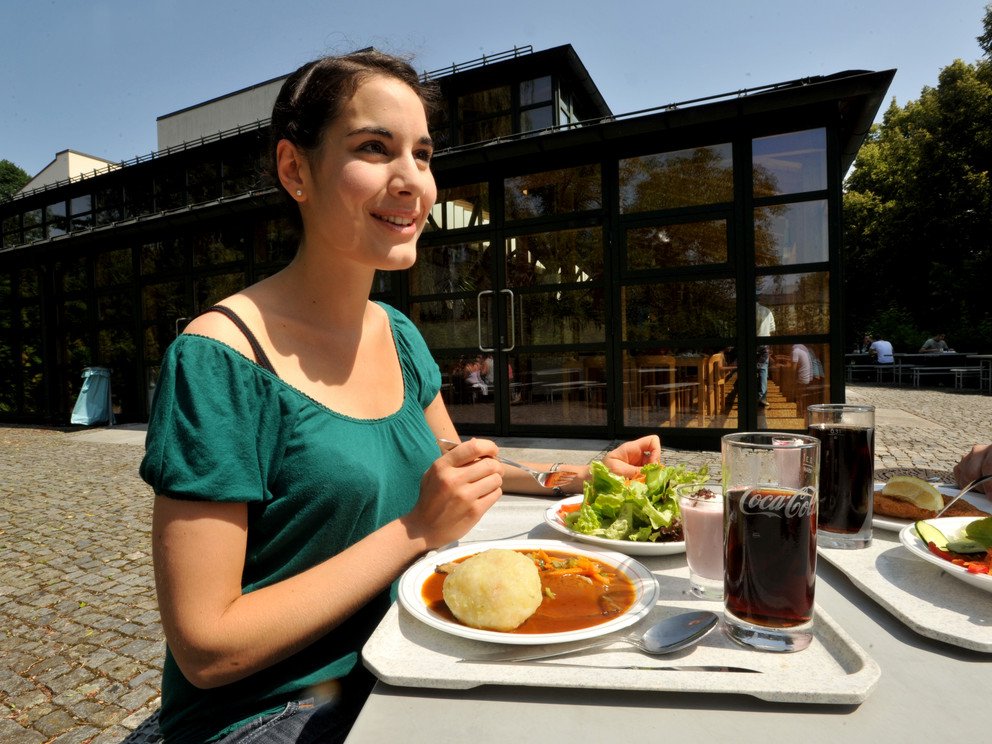 Im Sommer beliebt, die Mensaterasse