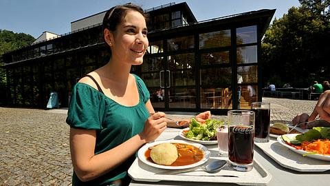 Im Sommer beliebt, die Mensaterasse