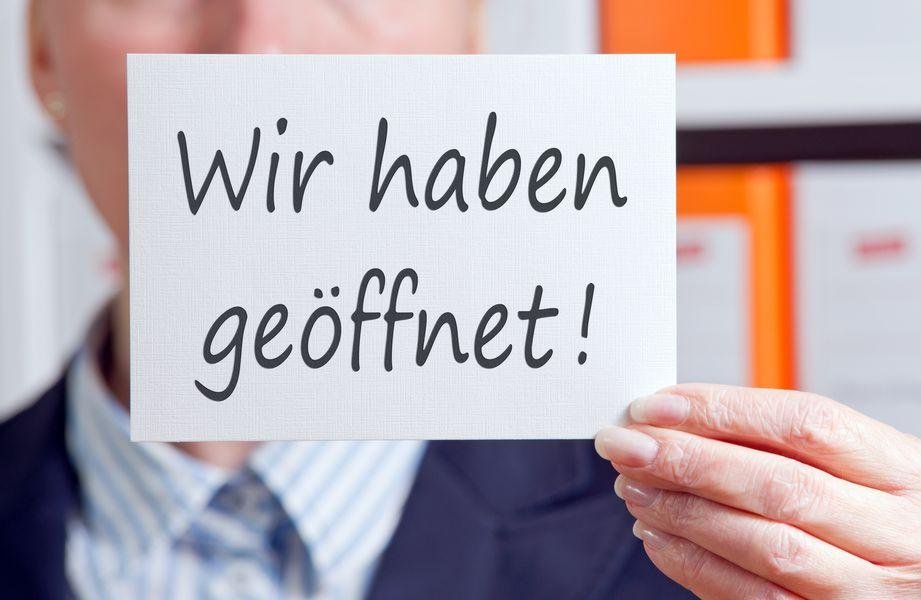 "Wir haben geöffnet"-Schild