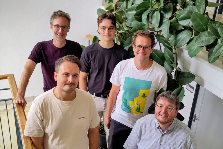 Der neu aufgestellte BNE-Bereich am ZLF der Universität Passau: (v.l.) Prof. Dr. Andreas Eberth (Leiter), Alex Funk (abgeordnete Lehrkraft), Niklas Weinzierl (FÖJ), Michael Fuchs (abgeordnete Lehrkraft), Florian Stelzer (stellvertretender Leiter); Foto: Luise Kwak