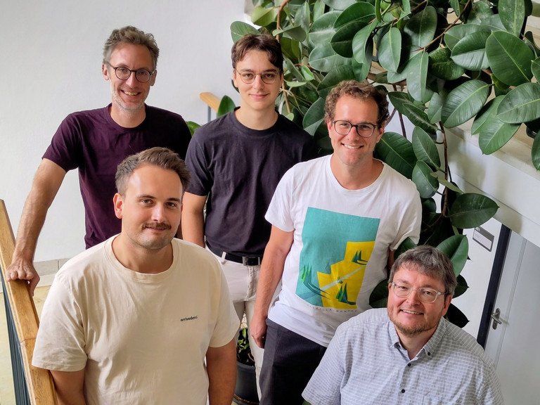 Der neu aufgestellte BNE-Bereich am ZLF der Universität Passau: (v.l.) Prof. Dr. Andreas Eberth (Leiter), Alex Funk (abgeordnete Lehrkraft), Niklas Weinzierl (FÖJ), Michael Fuchs (abgeordnete Lehrkraft), Florian Stelzer (stellvertretender Leiter); Foto: Luise Kwak