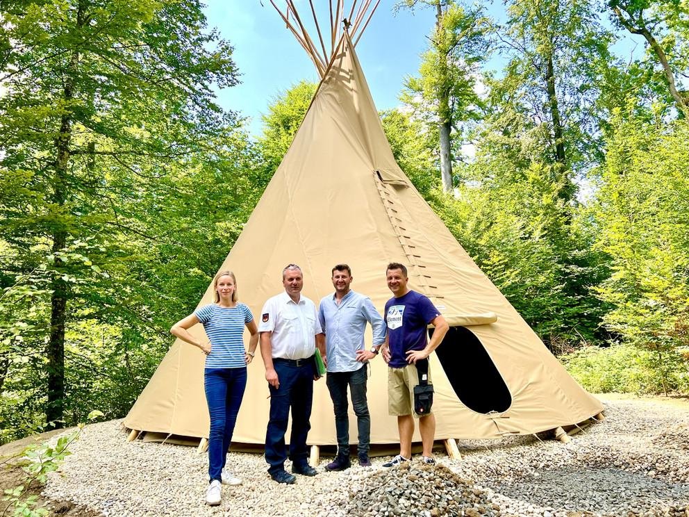 (v. links) Marie-Helene Wünsch (Projektleiterin Waldkindergarten und stellvertretende Leiterin Stabsstelle Diversity und Gleichstellung, Universität Passau), Stefan Fuchs (Fachkreisbrandmeister, Brandschutzdienststelle beim Landratsamt Passau), Josef Köberl (Leiter Abteilung Facility Management, Universität Passau), Florian Dillinger (Sicherheitsbeauftragter, Universität Passau), Foto: Universität Passau