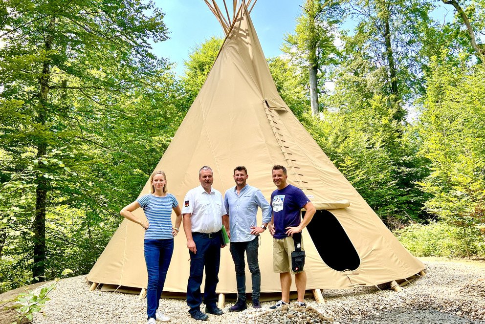 (v. links) Marie-Helene Wünsch (Projektleiterin Waldkindergarten und stellvertretende Leiterin Stabsstelle Diversity und Gleichstellung, Universität Passau), Stefan Fuchs (Fachkreisbrandmeister, Brandschutzdienststelle beim Landratsamt Passau), Josef Köberl (Leiter Abteilung Facility Management, Universität Passau), Florian Dillinger (Sicherheitsbeauftragter, Universität Passau), Foto: Universität Passau