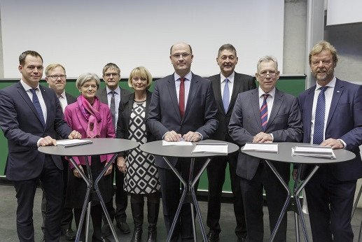 Foto der TRIO-Beteiligten bei der Vertragsunterzeichnung