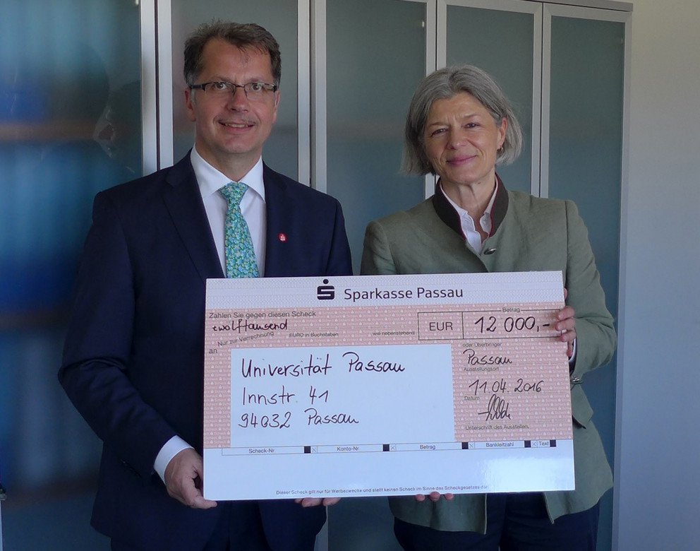 Christoph Helmschrott und Pr&auml;sidentin Prof. Dr. Carola Jungwirth bei der Spenden&uuml;bergabe