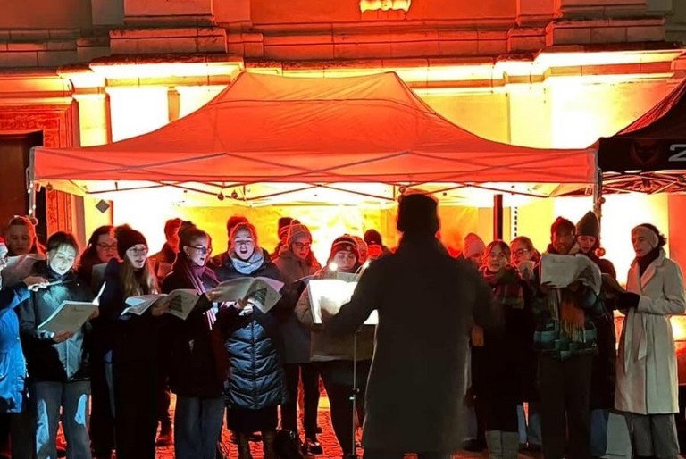 Der Studentenchor sorgte f&uuml;r Weihnachtsstimmung auf dem Wintermarkt; Foto: Universit&auml;t Passau