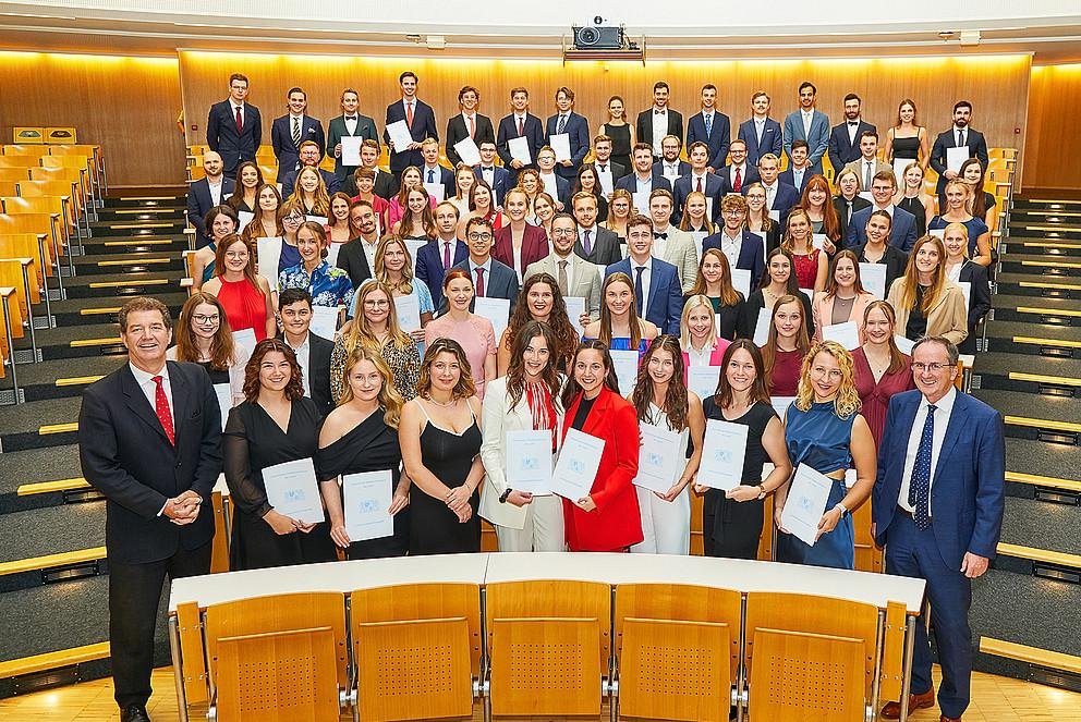 Die Absolventinnen und Absolventen der Juristischen Fakultät mit Dekan Prof. Dr. Jörg Fedtke (vorne links) und dem Präsidenten des Landgerichts Passau Rudolf Helmhagen (vorne rechts). Foto: Fotoatelier Kaps 