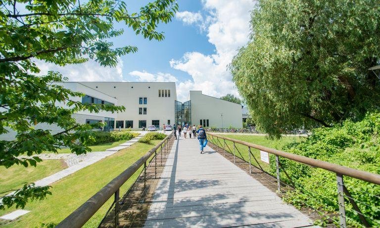 Brücke vor dem Informatik- und Mathematikgebäude