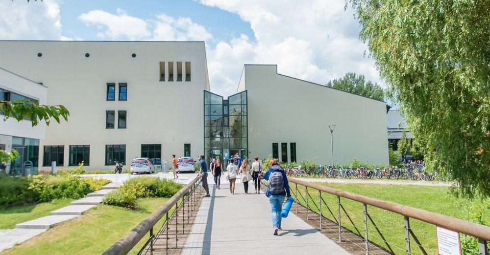 Brücke vor dem Informatik- und Mathematikgebäude