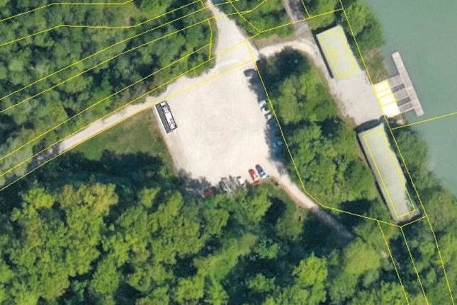 Location of the kindergarten caravan on the gravel car park